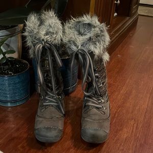 Muk Luks warm and trendy winter boots! Size 8!